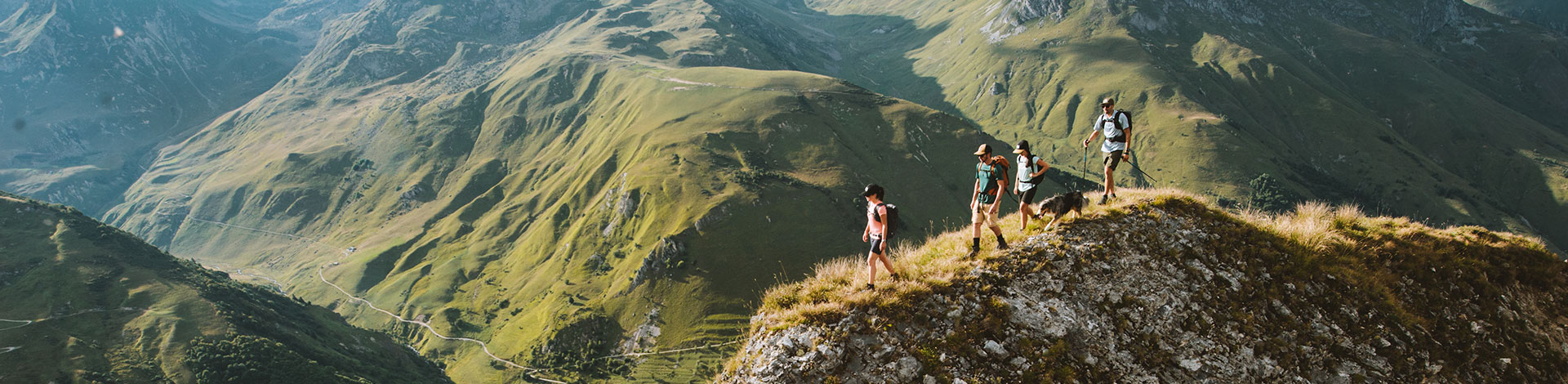 Access the many hiking itineraries in the 3 Valleys thanks to the 2-section pedestrian pass