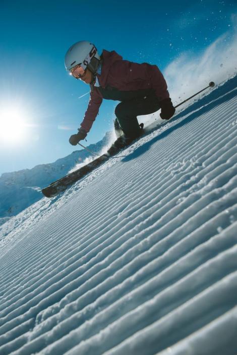 Downhill skiing with friends in Les Menuires, Les 3 Vallées