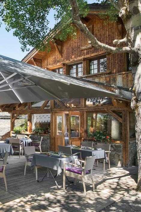 Terrasse du restaurant La Bouitte 3 étoiles au Guide Michelin à Saint-Martin-de-Belleville