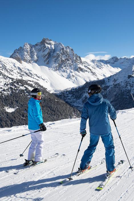 Skiers in Méribel at the heart of Les 3 Vallées