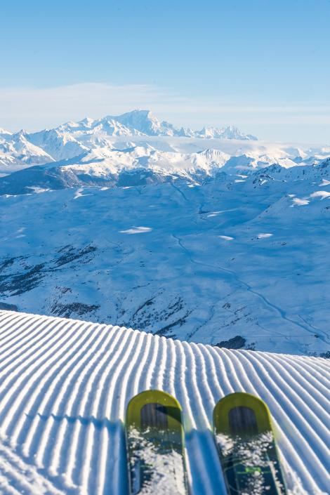 Ski de piste dans Les 3 Vallées, sommet Pointe de la Masse aux Menuires face au Mont Blanc