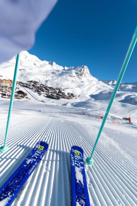 Skiing on groomed slopes in Val Thorens