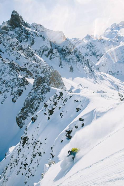 Skieur en hors-piste à Courchevel dans Les 3 Vallées, un domaine skiable qui offre des conditions naturelles exceptionnelles