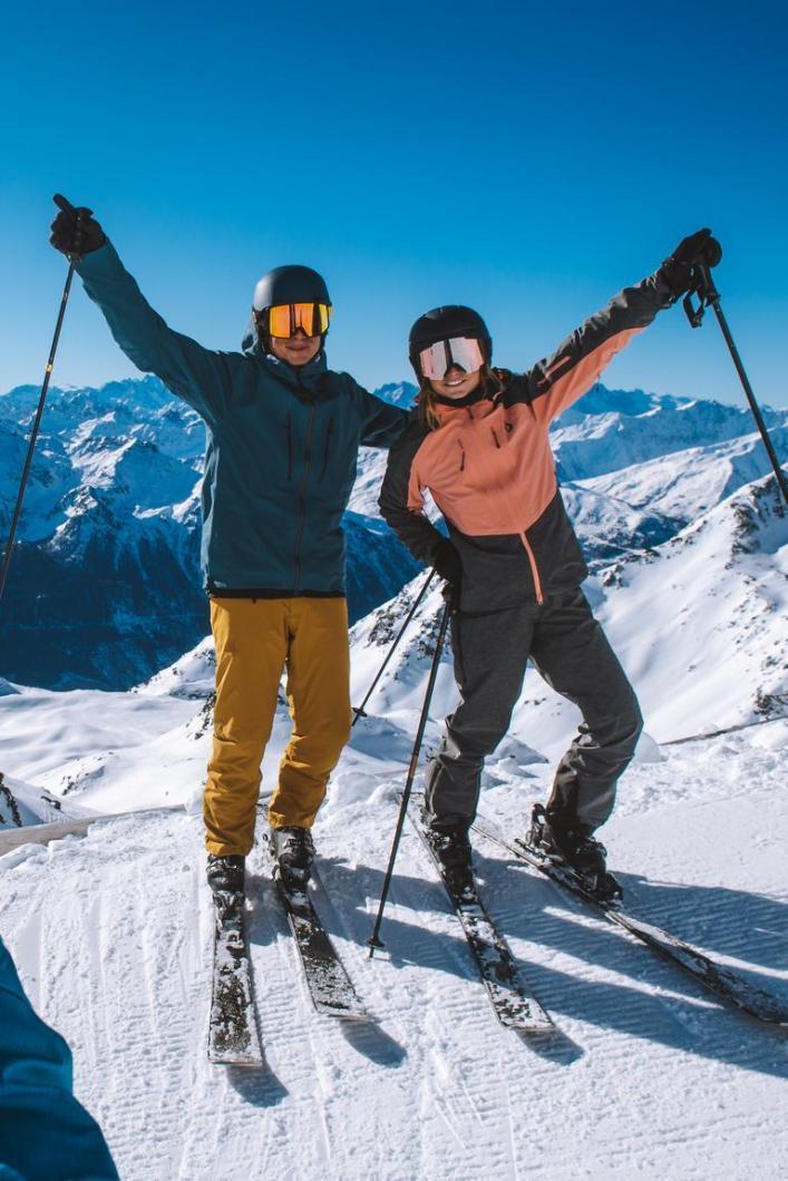 ski entre amis en mars dans Les 3 Vallées