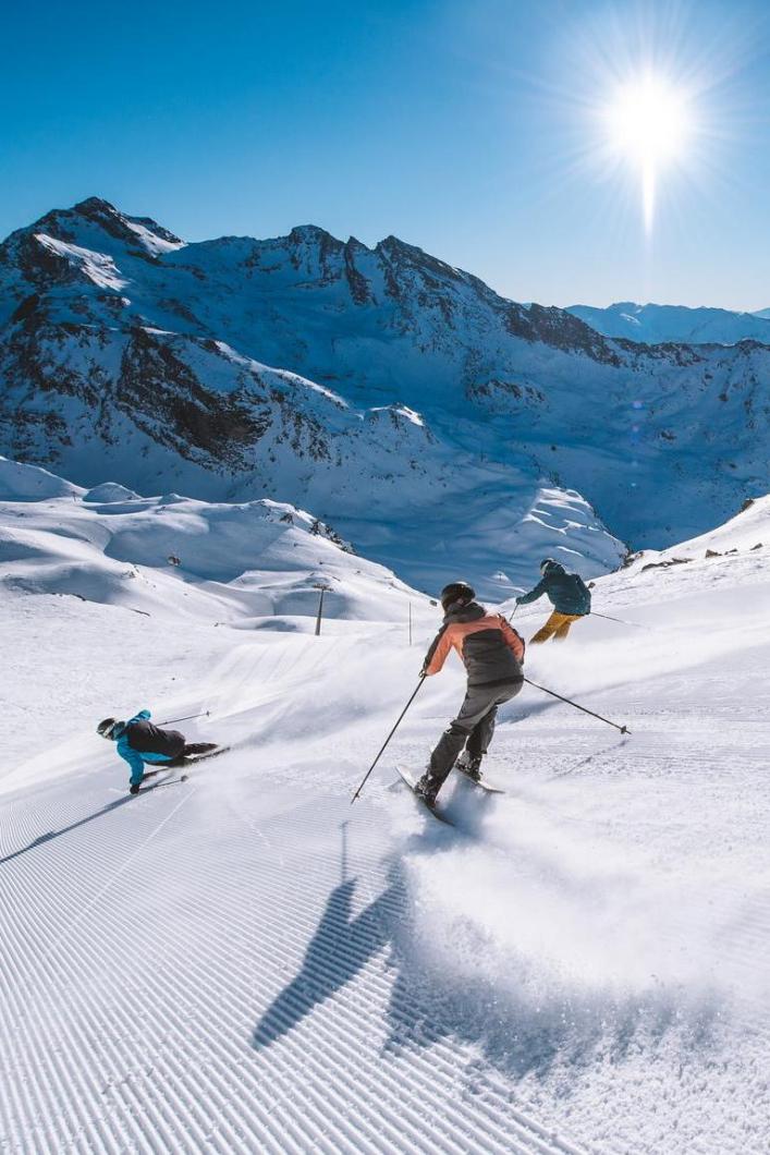 ski entre amis en avril dans Les 3 Vallées