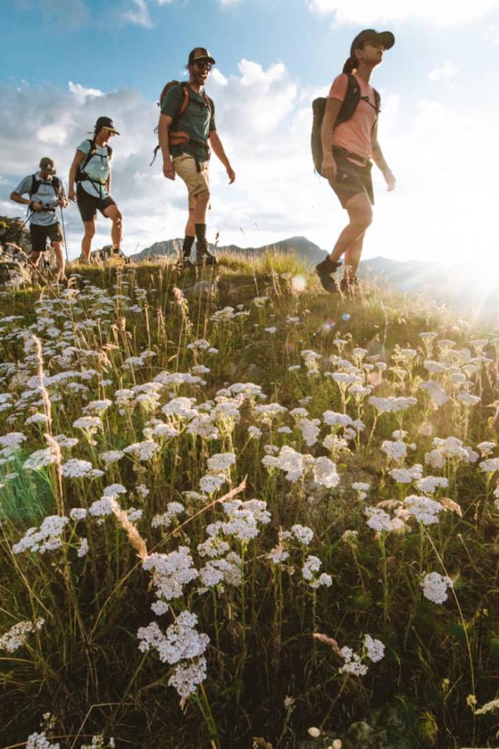 Se faire accompagner par un guide des 3 Vallées pour vivre l'expérience d'une nuit en refuge