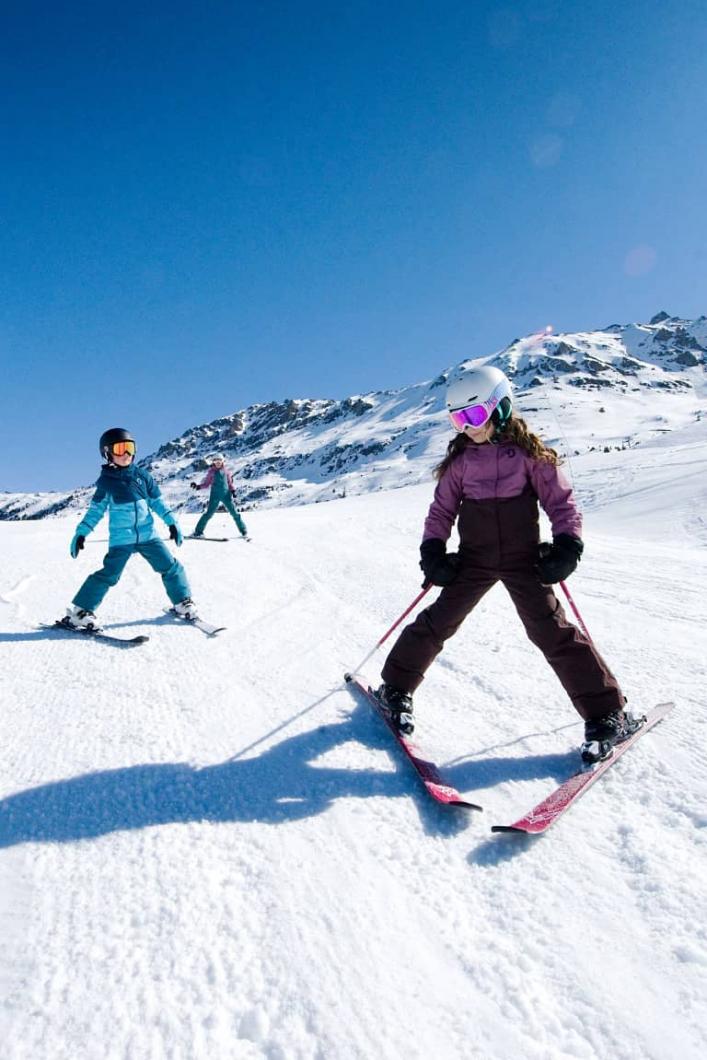 A family skiing in Méribel at the heart of Les 3 Vallées thanks to the 3 Vallées Family Flex skipass !