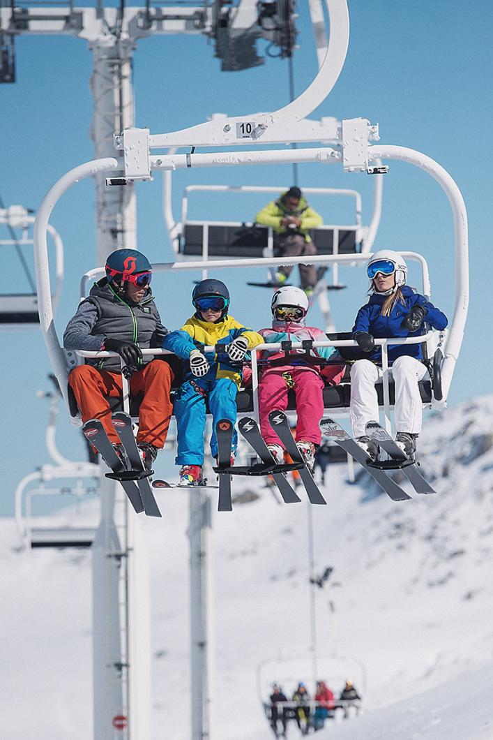 Family on a chairlift in Les 3 Vallées