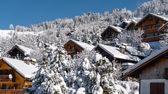 Chalets traditionnels en bois et en pierre à Méribel