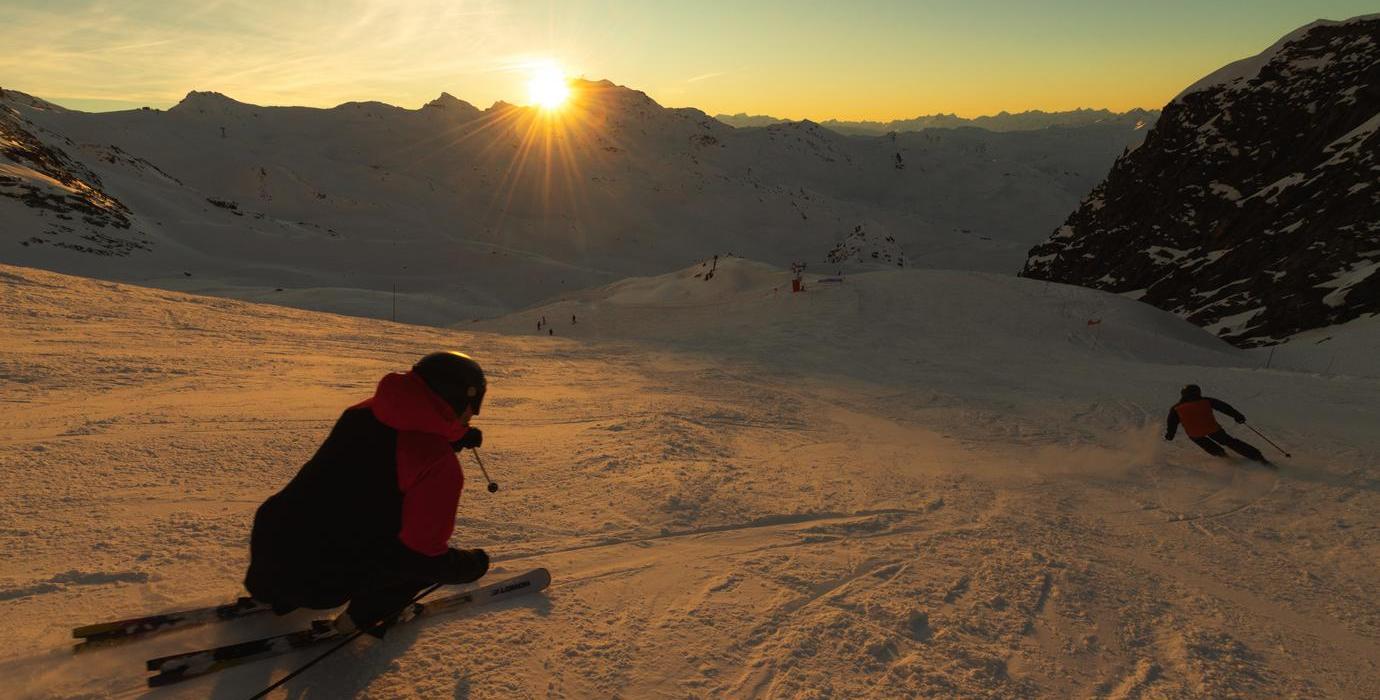 Ski au couché de soleil à Val Thorens dans Les 3 Vallées