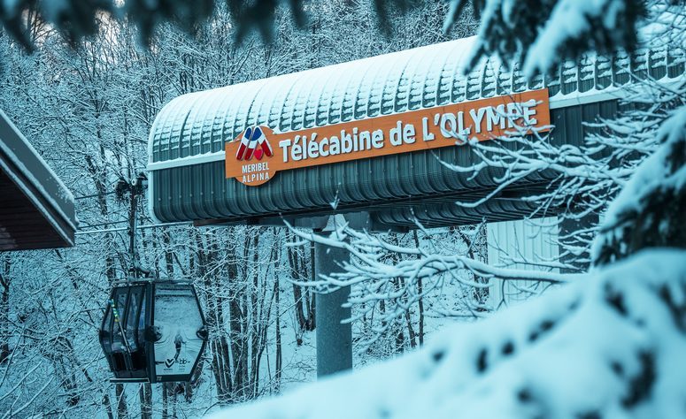 T&eacute;l&eacute;cabine de L'Olympe sous la neige reliant Brides-les-Bains &agrave; M&eacute;ribel