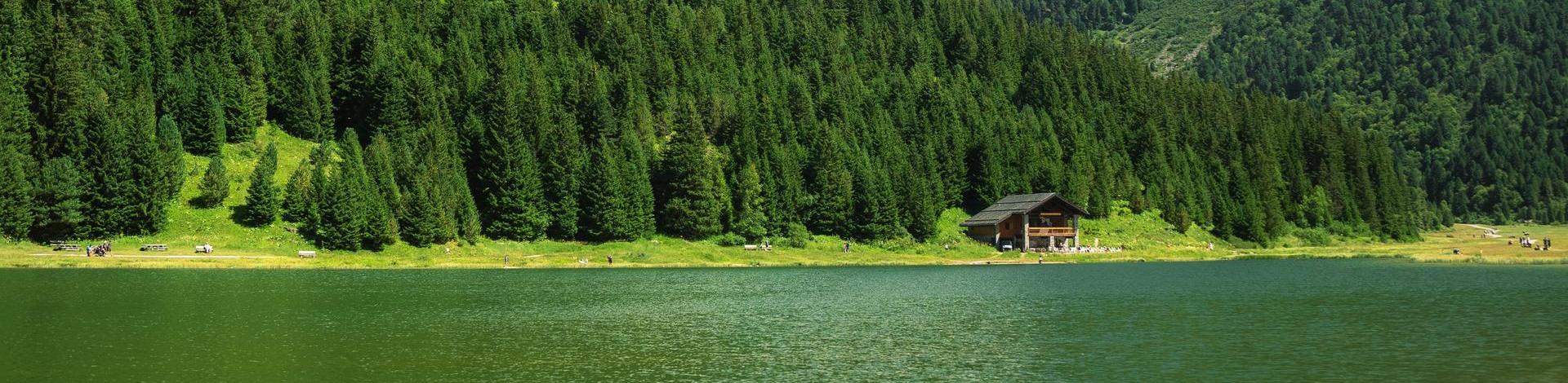 Lac de Tuéda in Méribel Mottaret im Sommer in Les 3 Vallées