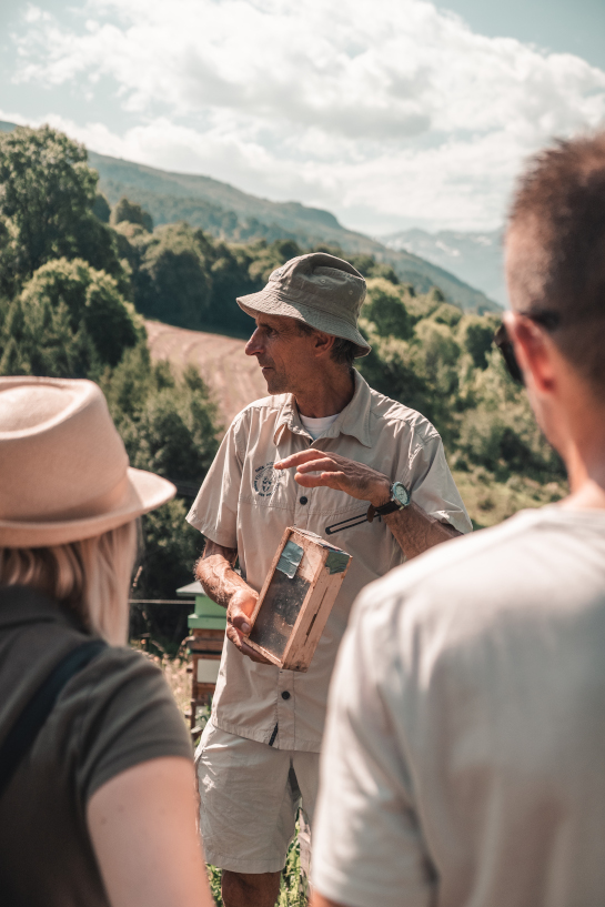 Klébert Silvestre vous emmène à la découverte de l'abeille noire à Saint-Martin-de-Belleville dans Les 3 Vallées