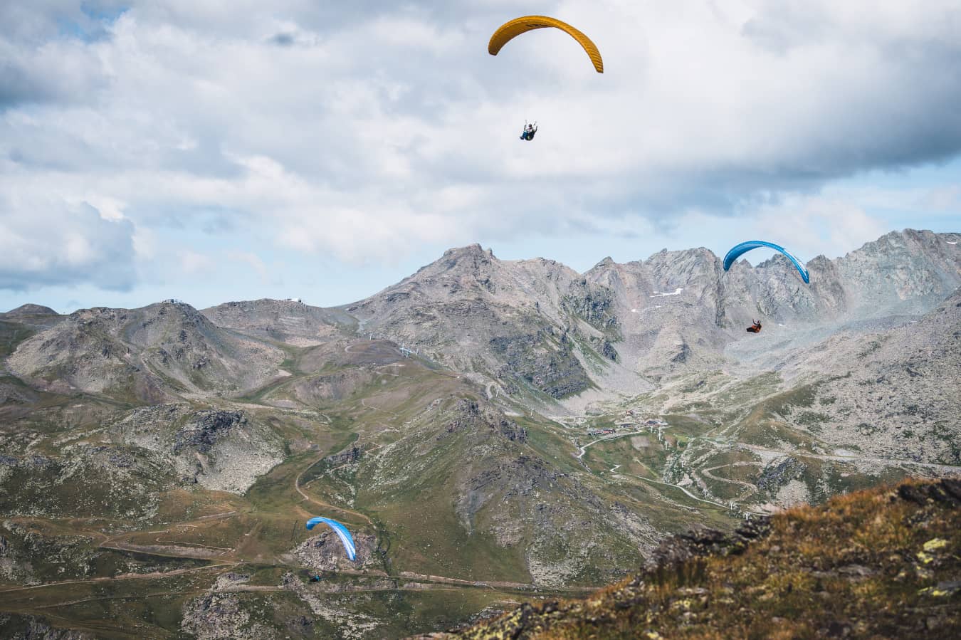 Paragliding in Les 3 Vallées, here in the Belleville valley in Les Menuires