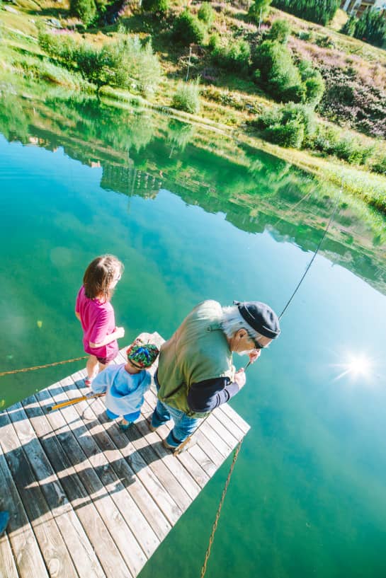 Family fishing in Les Menuires in Les 3 Vallées