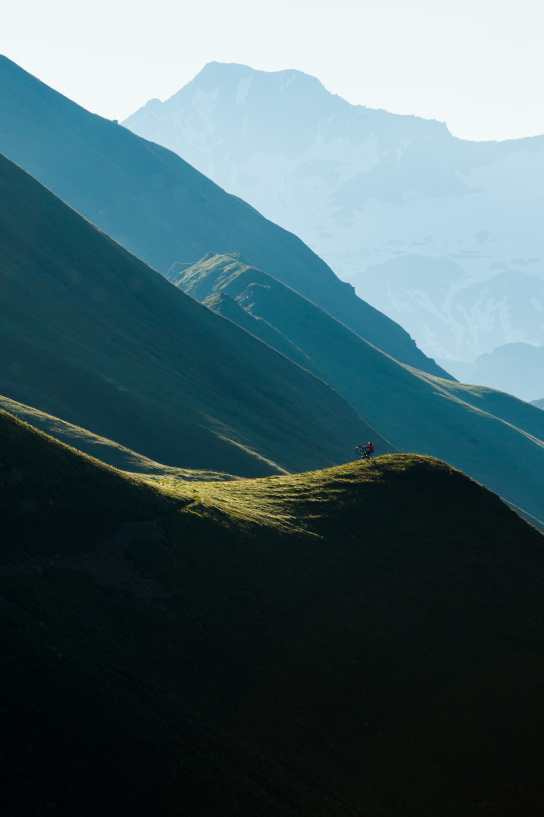 Tour, routes and descent by mountain bike in the mountains of the 3 Valleys