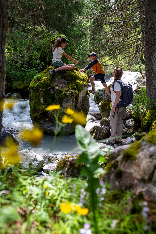 1-day pedestrian pass to cover the hiking itineraries of the 3 Valleys with ease