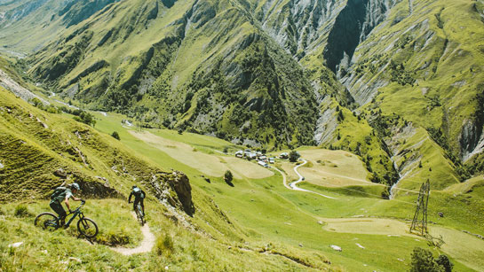 Achetez votre forfait saison VTT en ligne pour parcourir Les 3 Vallées durant toute la saison d'été