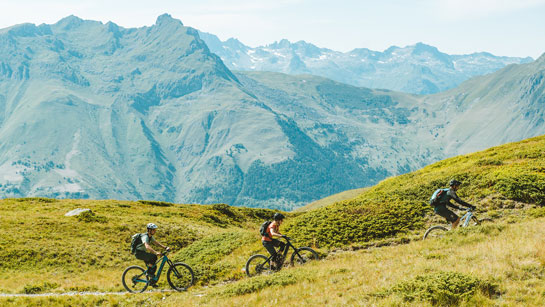 Découverte de panoramas à couper le souffle sur les montagnes des 3 Vallées en VTT en été !