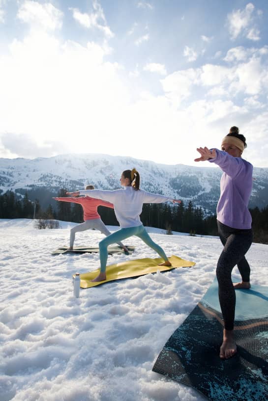 Yoga entre amis en hiver dans Les 3 Vallées
