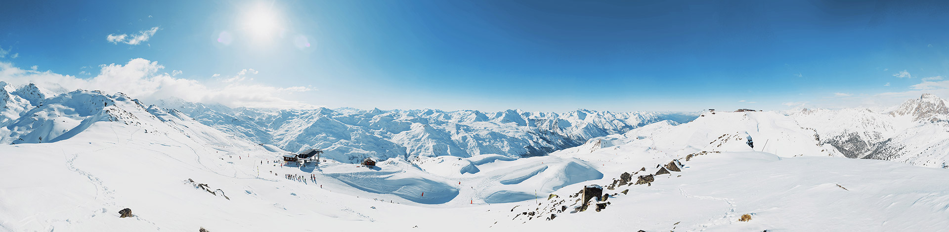 Sommet de la télécabine Becca aux Menuires, arrivée aux 3 Marches à 2704m d'altitude une des liaisons 3 Vallées, un domaine relié skis aux pieds.