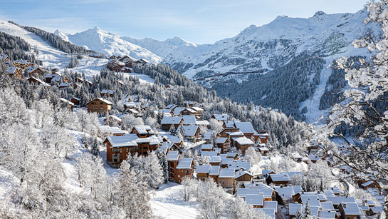 Station de Méribel avec ses chalets de pierres et de bois dans Les 3 Vallées