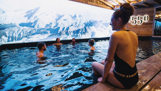 Swimming pool in Courchevel with friends, in Les 3 Vallées