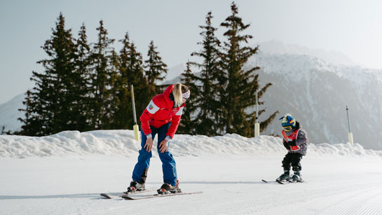 Children ski lessons with ski instructor in Les 3 Vallées with the Courchevel 1850 ski school