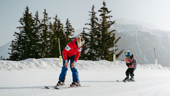 Cours de ski pour enfants dans Les 3 Vallées, dans le jardin d'enfants de l'école de ski de Courchevel 1850