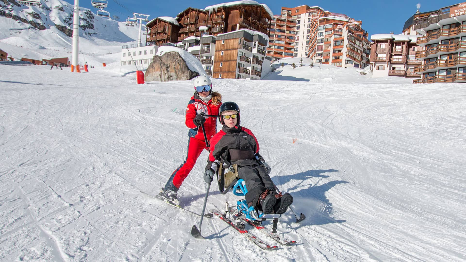 Dans les esf des 3 Vallées vous trouverez des moniteurs diplômés ski assis, des moniteurs avec expérience auprès des trisomiques ou encore auprès des malentendants et L.S.F.