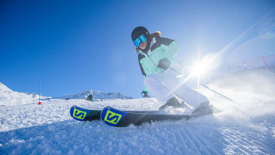 Skieuse sur les pistes damées des 3 Vallées