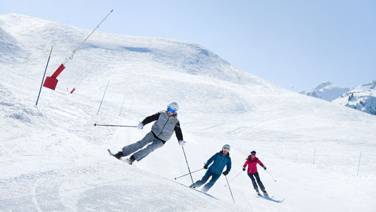 Skiing with friends in Les 3 Vallées