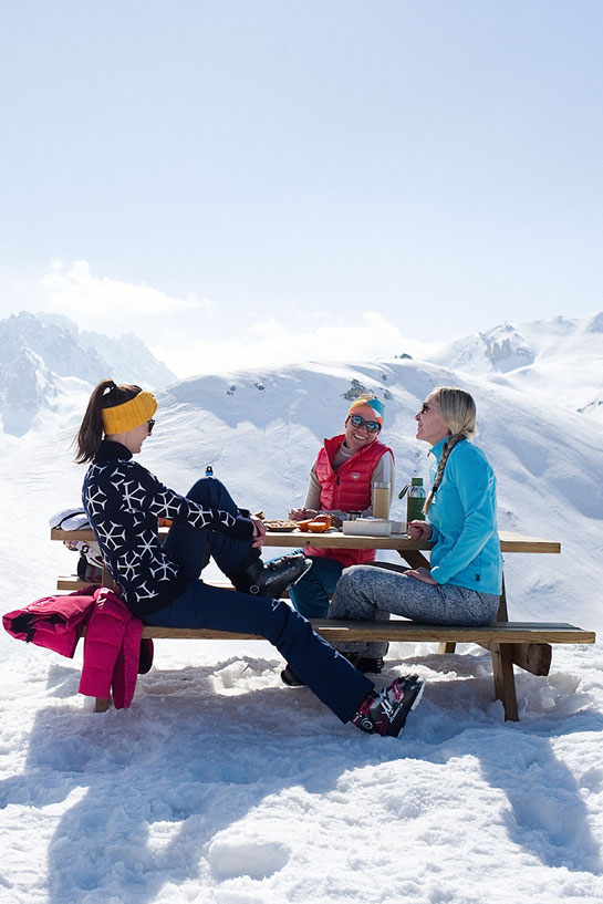Thanks to your 3 Vallées Tribu Pass enjoy a picnic with a view on the slopes of Les 3 Vallées ski area.