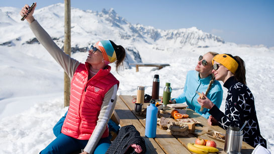 A fantastic lunch on the sunny terrace of one of the ski area’s many restaurants in Les 3 Vallées : reunion with friends.