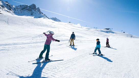 Famille sur les pistes de ski de Méribel au cœur des 3 Vallées.