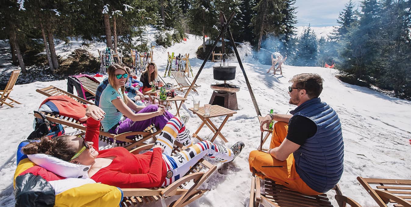 Terrasse au soleil entre amis dans Les 3 Vallées au mois d'avril : garantie ski