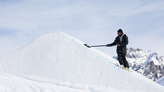 Shaper qui entretient le Snowpark à Méribel au cœur des 3 Vallées